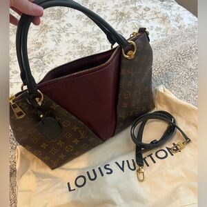 Louis Vuitton V Tote MM